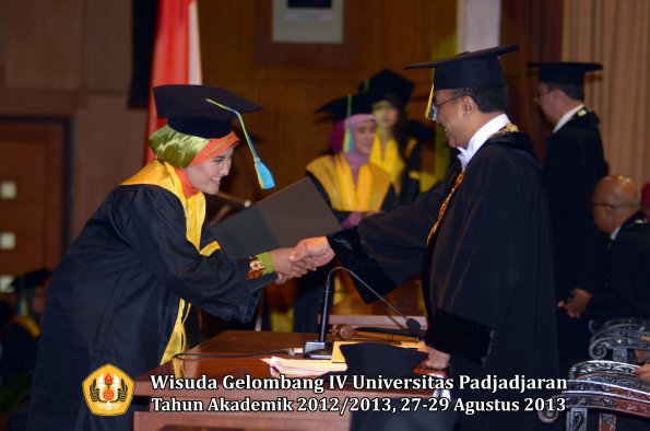 wisuda-unpad-gel-iv-ta-2012_2013-fakultas-farmasi-oleh-rektor-153