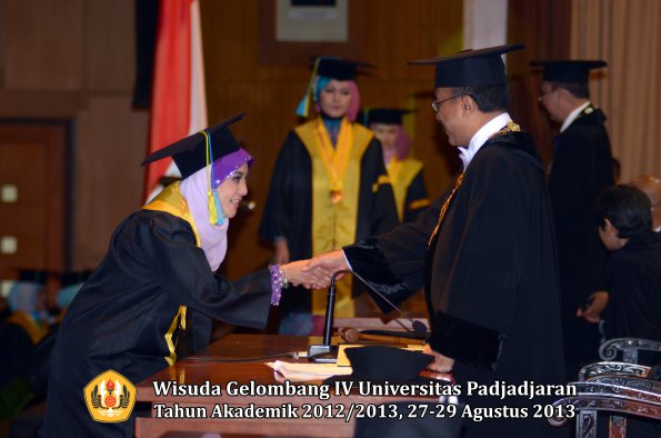wisuda-unpad-gel-iv-ta-2012_2013-fakultas-farmasi-oleh-rektor-163