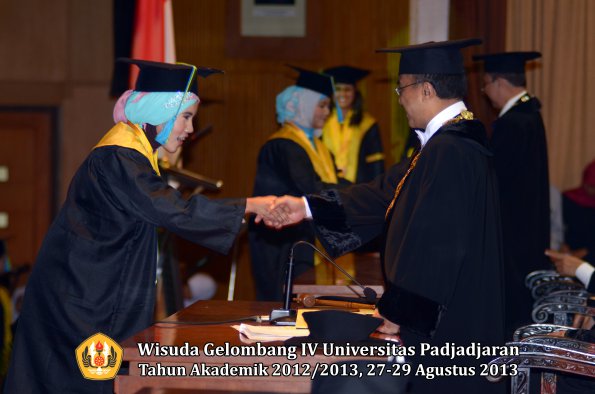 wisuda-unpad-gel-iv-ta-2012_2013-fakultas-farmasi-oleh-rektor-168