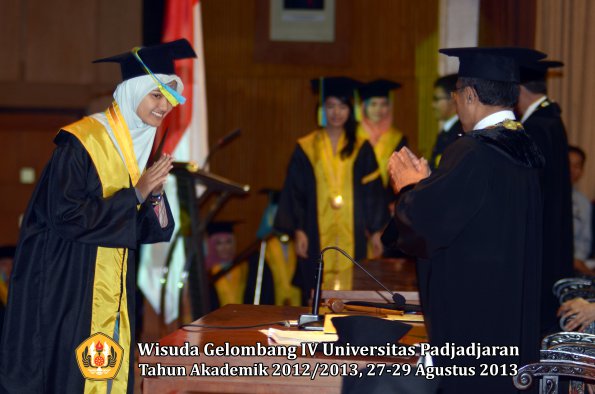 wisuda-unpad-gel-iv-ta-2012_2013-fakultas-farmasi-oleh-rektor-175