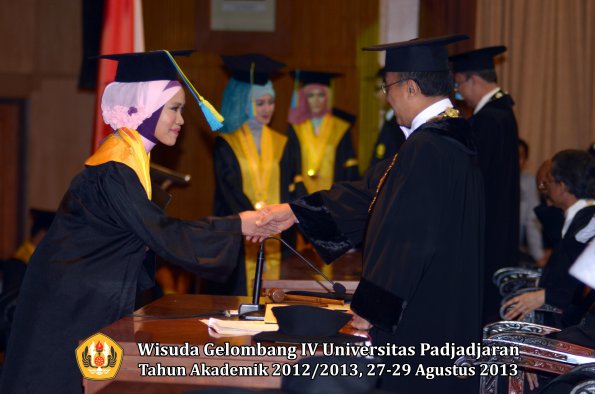 wisuda-unpad-gel-iv-ta-2012_2013-fakultas-farmasi-oleh-rektor-178