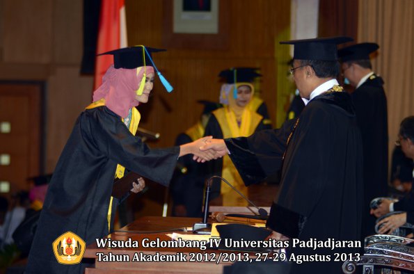 wisuda-unpad-gel-iv-ta-2012_2013-fakultas-farmasi-oleh-rektor-180