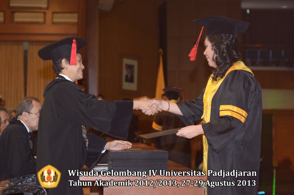 wisuda-unpad-gel-iv-ta-2012_2013-fakultas-hukum-oleh-dekan-023