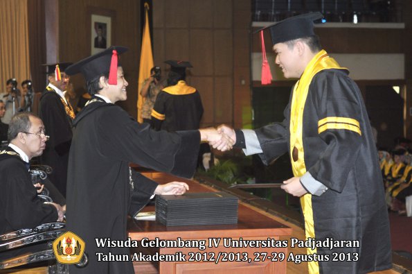 wisuda-unpad-gel-iv-ta-2012_2013-fakultas-hukum-oleh-dekan-024