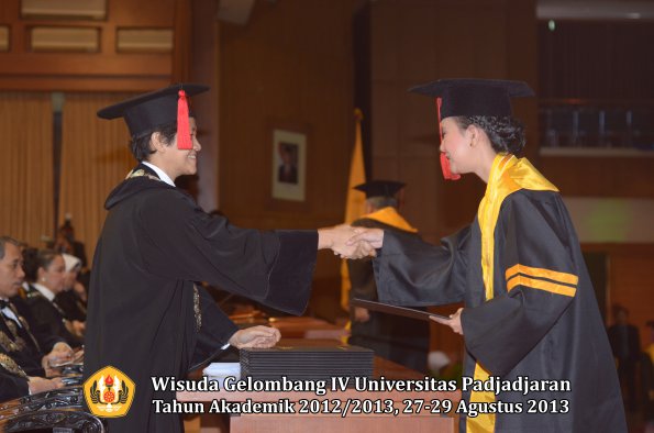 wisuda-unpad-gel-iv-ta-2012_2013-fakultas-hukum-oleh-dekan-031