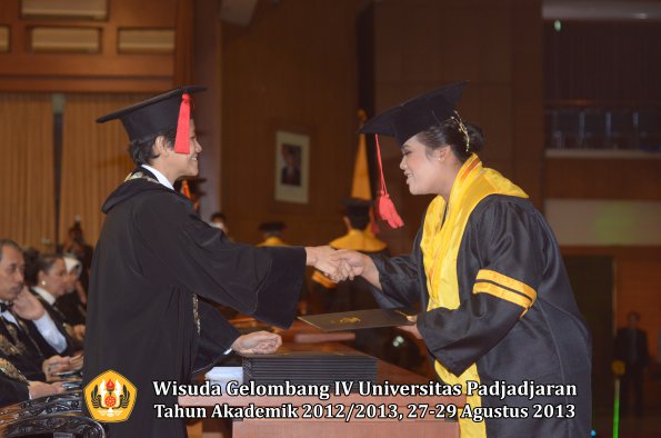 wisuda-unpad-gel-iv-ta-2012_2013-fakultas-hukum-oleh-dekan-032