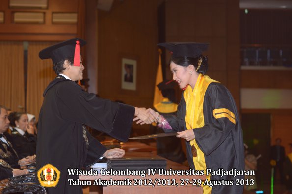 wisuda-unpad-gel-iv-ta-2012_2013-fakultas-hukum-oleh-dekan-034