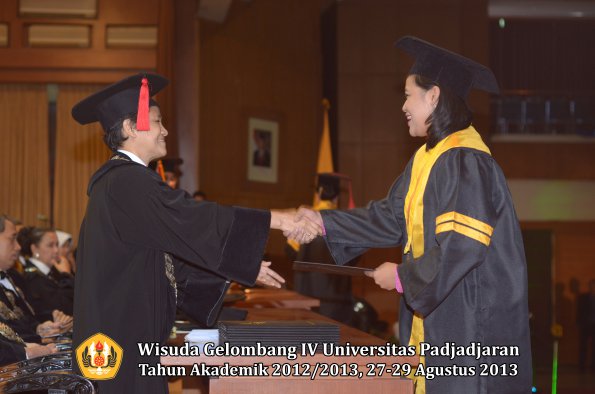 wisuda-unpad-gel-iv-ta-2012_2013-fakultas-hukum-oleh-dekan-035