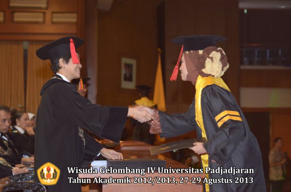 wisuda-unpad-gel-iv-ta-2012_2013-fakultas-hukum-oleh-dekan-038