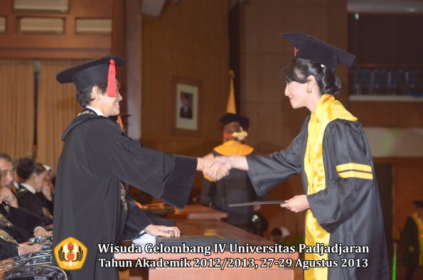 wisuda-unpad-gel-iv-ta-2012_2013-fakultas-hukum-oleh-dekan-042