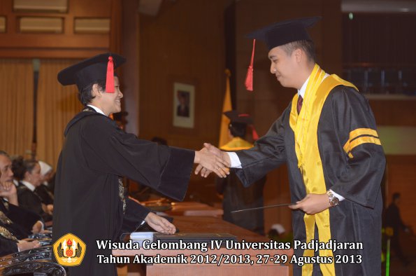 wisuda-unpad-gel-iv-ta-2012_2013-fakultas-hukum-oleh-dekan-043