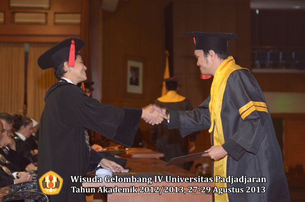 wisuda-unpad-gel-iv-ta-2012_2013-fakultas-hukum-oleh-dekan-045