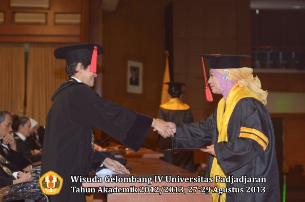 wisuda-unpad-gel-iv-ta-2012_2013-fakultas-hukum-oleh-dekan-047