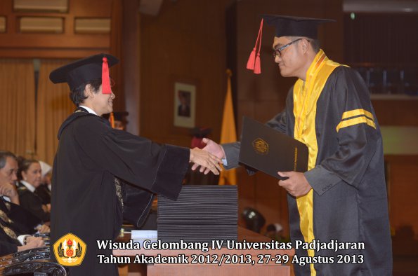 wisuda-unpad-gel-iv-ta-2012_2013-fakultas-hukum-oleh-dekan-051