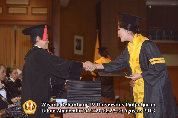 wisuda-unpad-gel-iv-ta-2012_2013-fakultas-hukum-oleh-dekan-054