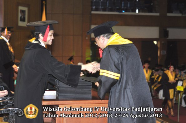 wisuda-unpad-gel-iv-ta-2012_2013-fakultas-hukum-oleh-dekan-059