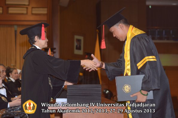 wisuda-unpad-gel-iv-ta-2012_2013-fakultas-hukum-oleh-dekan-062