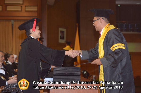 wisuda-unpad-gel-iv-ta-2012_2013-fakultas-hukum-oleh-dekan-063