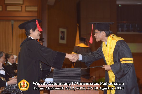 wisuda-unpad-gel-iv-ta-2012_2013-fakultas-hukum-oleh-dekan-064