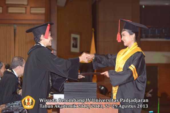 wisuda-unpad-gel-iv-ta-2012_2013-fakultas-hukum-oleh-dekan-065