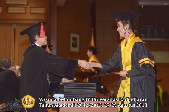 wisuda-unpad-gel-iv-ta-2012_2013-fakultas-hukum-oleh-dekan-066