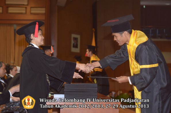 wisuda-unpad-gel-iv-ta-2012_2013-fakultas-hukum-oleh-dekan-067