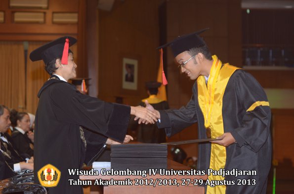 wisuda-unpad-gel-iv-ta-2012_2013-fakultas-hukum-oleh-dekan-068