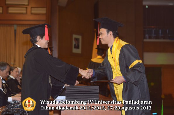 wisuda-unpad-gel-iv-ta-2012_2013-fakultas-hukum-oleh-dekan-069