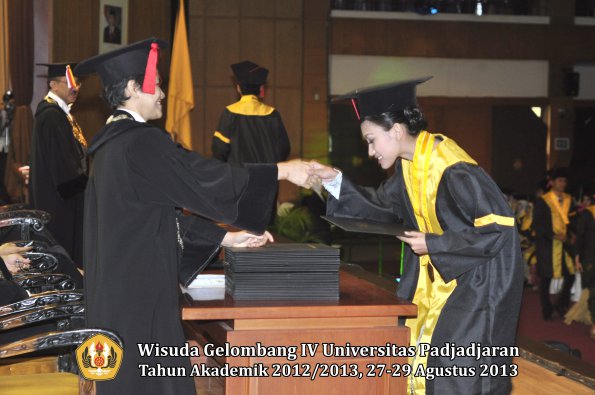 wisuda-unpad-gel-iv-ta-2012_2013-fakultas-hukum-oleh-dekan-070