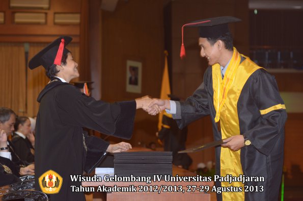 wisuda-unpad-gel-iv-ta-2012_2013-fakultas-hukum-oleh-dekan-071