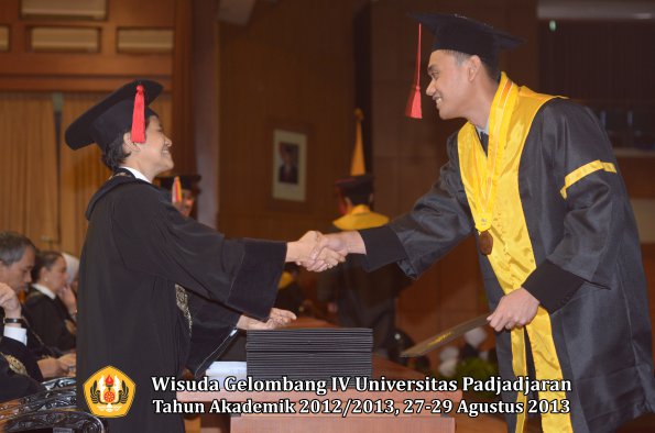 wisuda-unpad-gel-iv-ta-2012_2013-fakultas-hukum-oleh-dekan-072