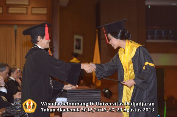 wisuda-unpad-gel-iv-ta-2012_2013-fakultas-hukum-oleh-dekan-073