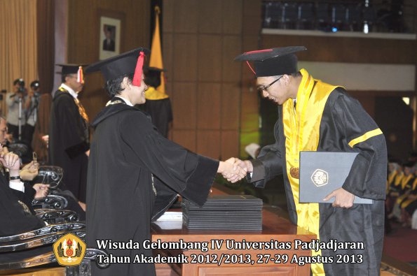 wisuda-unpad-gel-iv-ta-2012_2013-fakultas-hukum-oleh-dekan-074