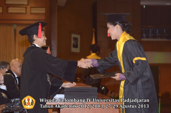 wisuda-unpad-gel-iv-ta-2012_2013-fakultas-hukum-oleh-dekan-075