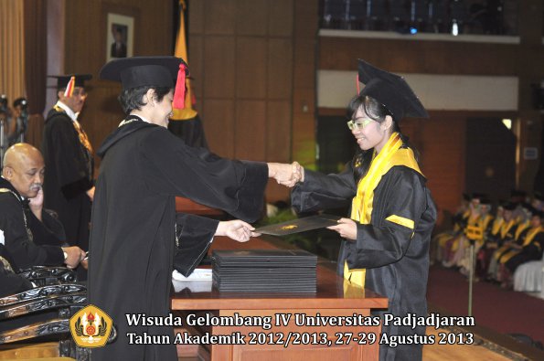 wisuda-unpad-gel-iv-ta-2012_2013-fakultas-hukum-oleh-dekan-076