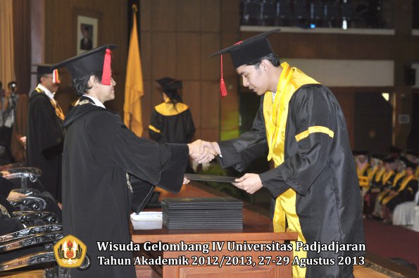 wisuda-unpad-gel-iv-ta-2012_2013-fakultas-hukum-oleh-dekan-077