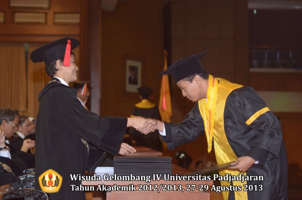 wisuda-unpad-gel-iv-ta-2012_2013-fakultas-hukum-oleh-dekan-078