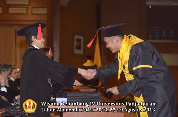 wisuda-unpad-gel-iv-ta-2012_2013-fakultas-hukum-oleh-dekan-079