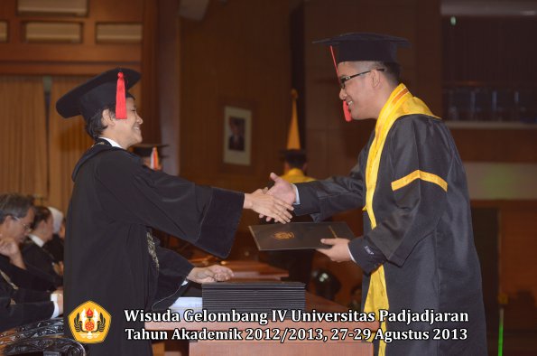 wisuda-unpad-gel-iv-ta-2012_2013-fakultas-hukum-oleh-dekan-080