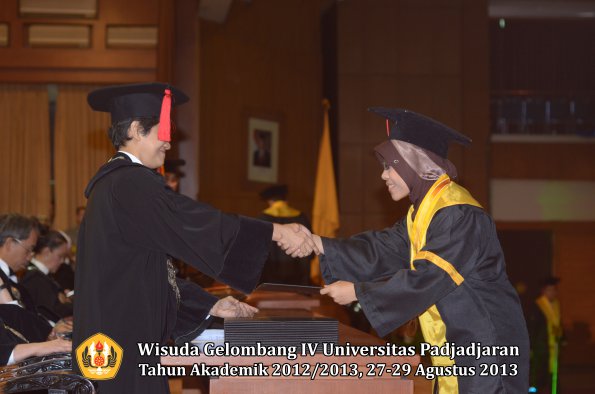 wisuda-unpad-gel-iv-ta-2012_2013-fakultas-hukum-oleh-dekan-083