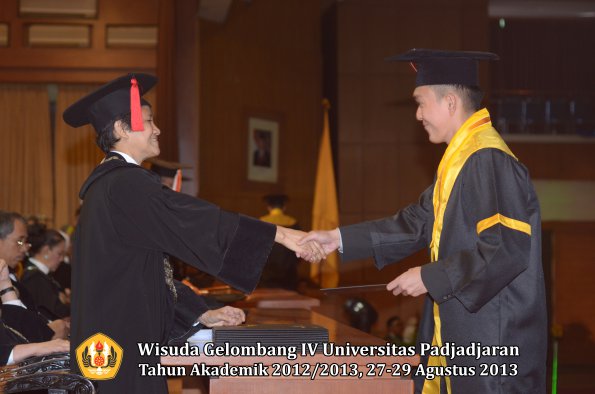 wisuda-unpad-gel-iv-ta-2012_2013-fakultas-hukum-oleh-dekan-088