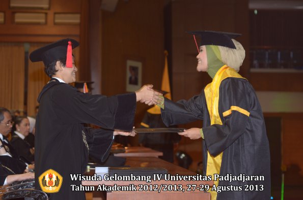 wisuda-unpad-gel-iv-ta-2012_2013-fakultas-hukum-oleh-dekan-091