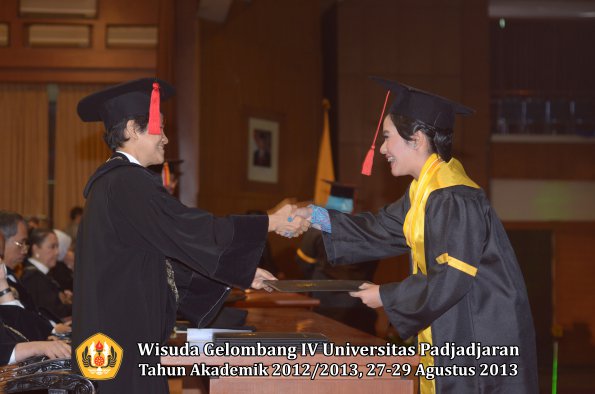 wisuda-unpad-gel-iv-ta-2012_2013-fakultas-hukum-oleh-dekan-093