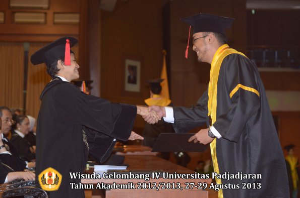 wisuda-unpad-gel-iv-ta-2012_2013-fakultas-hukum-oleh-dekan-096