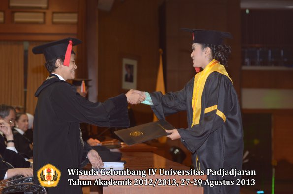 wisuda-unpad-gel-iv-ta-2012_2013-fakultas-hukum-oleh-dekan-100