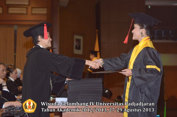 wisuda-unpad-gel-iv-ta-2012_2013-fakultas-hukum-oleh-dekan-102