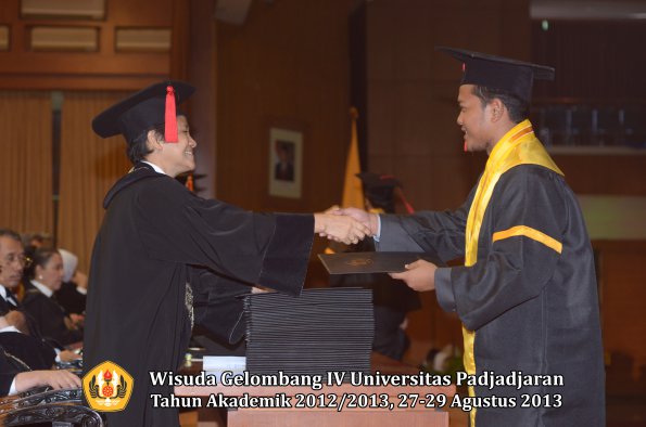 wisuda-unpad-gel-iv-ta-2012_2013-fakultas-hukum-oleh-dekan-103