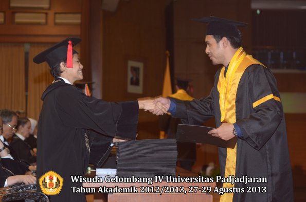 wisuda-unpad-gel-iv-ta-2012_2013-fakultas-hukum-oleh-dekan-106