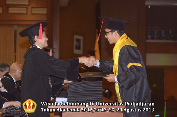 wisuda-unpad-gel-iv-ta-2012_2013-fakultas-hukum-oleh-dekan-107