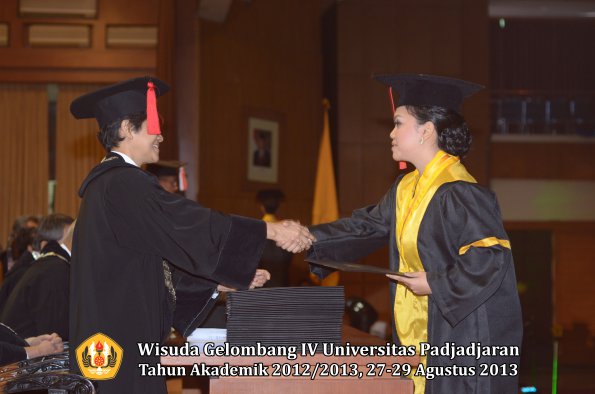 wisuda-unpad-gel-iv-ta-2012_2013-fakultas-hukum-oleh-dekan-115